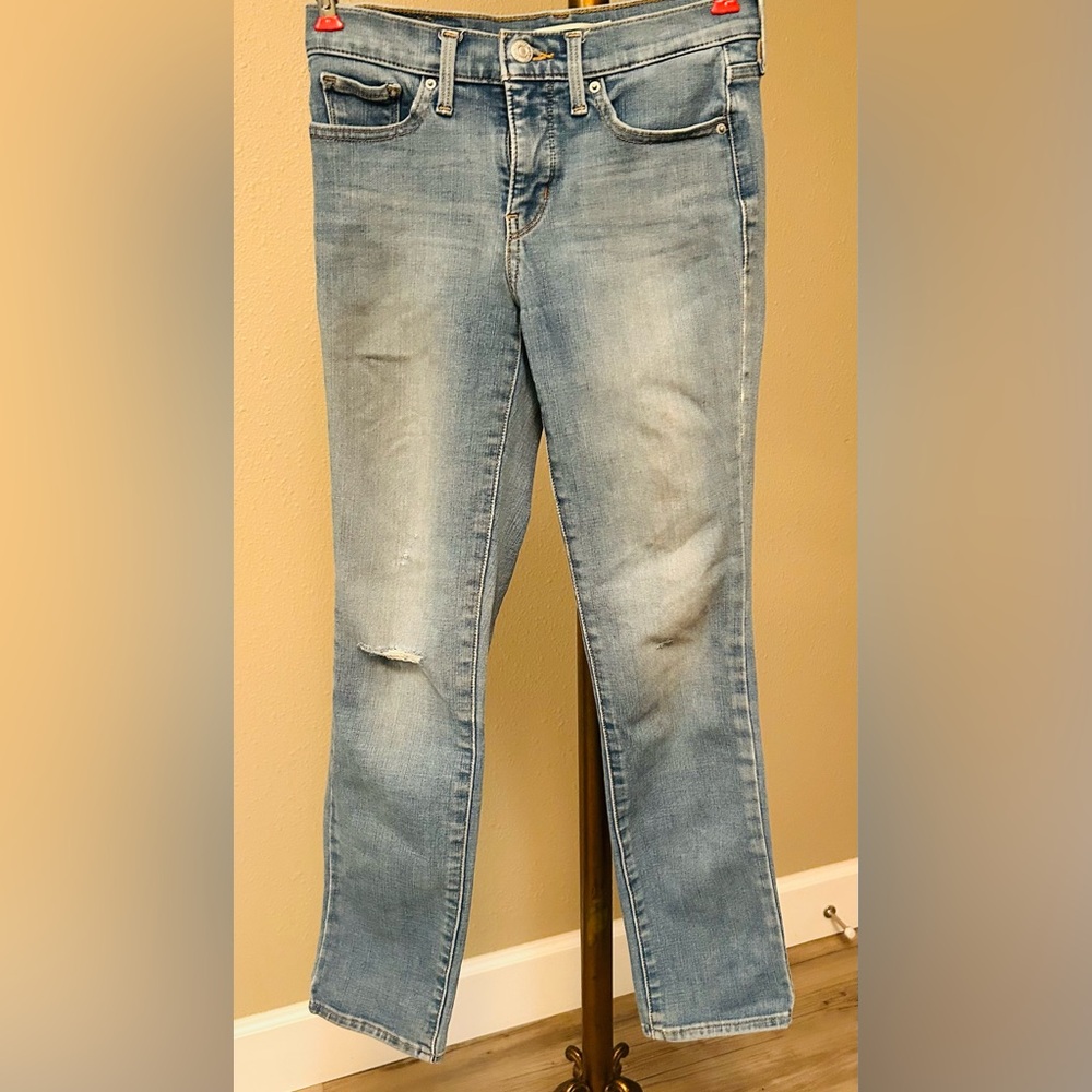 Woman’s 312 Shaping Slim Levi Jeans. Size 25